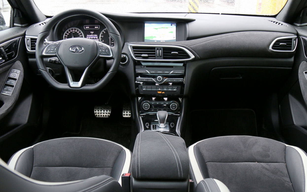 Infiniti Q30 Sport 2.0 Turbo AWD