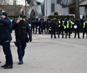 Hajnówka. IV Marsz Pamięci Żołnierzy Wyklętych. Policja interweniowała wobec 76 osób, które siedziały na jezdni