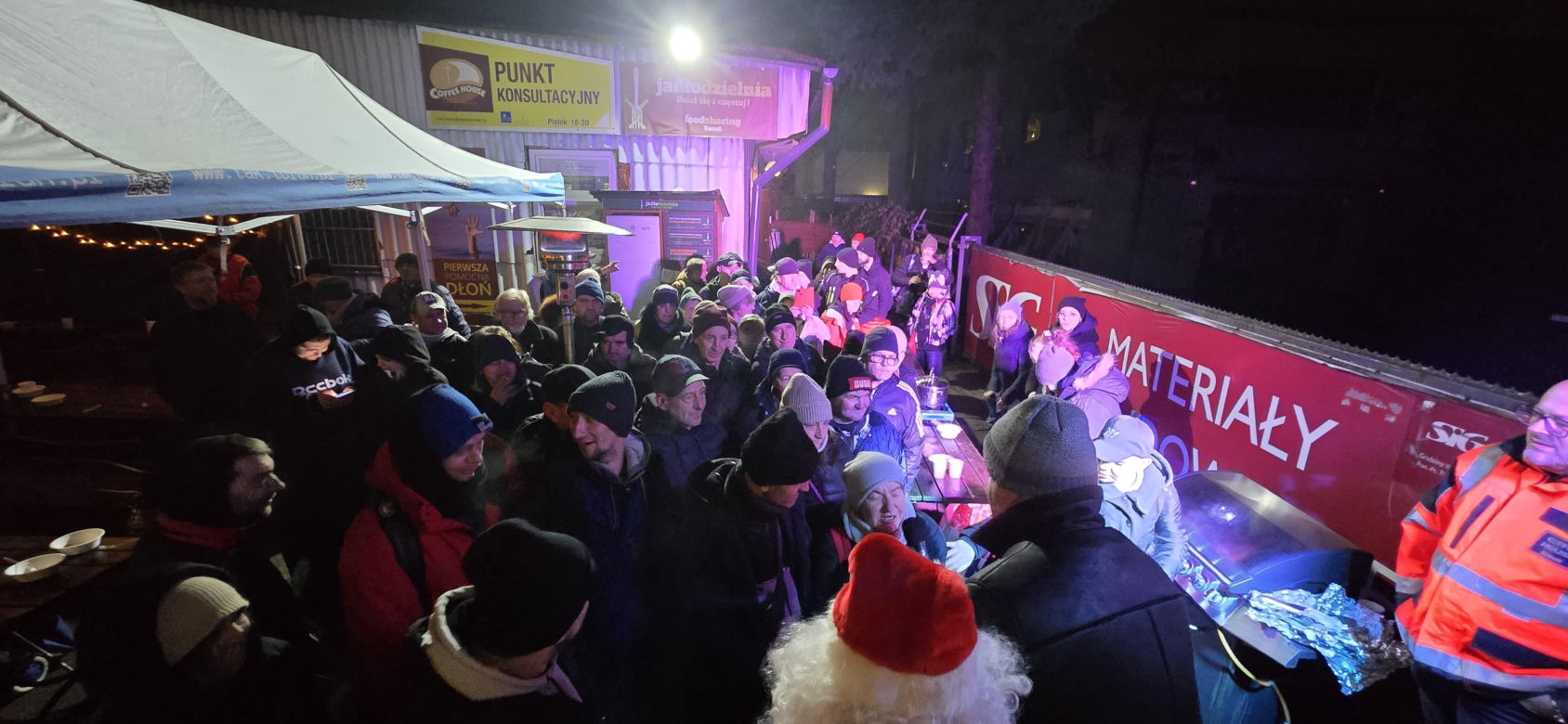 Wigilia w Coffee House Waryńskiego 19. Święty Mikołaj przyszedł do potrzebujących wsparcia