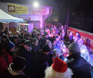 Wigilia w Coffee House Waryńskiego 19. Święty Mikołaj przyszedł do potrzebujących wsparcia