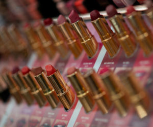 Testery kosmetyczne pod mikroskopem. Wykryli obecność bakterii