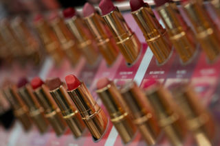 Testery kosmetyczne pod mikroskopem. Studentki UWM sprawdziły, jakie bakterie kryją