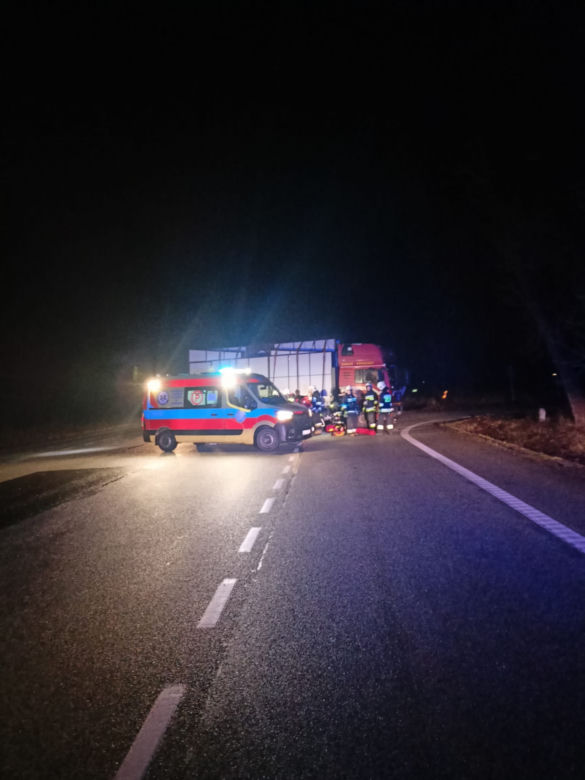 Wypadek w Orzeszu. Volkswagen wbił się w ciężarówkę
