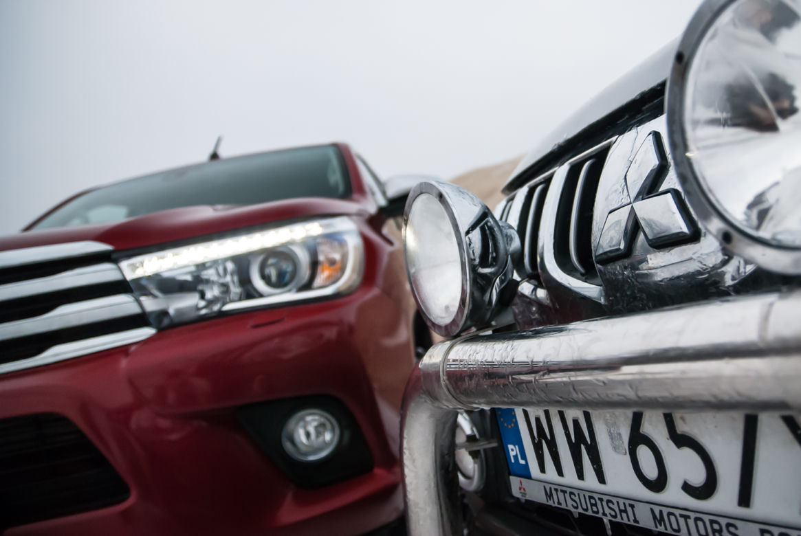 Toyota Hilux SR5 2.4 D-4D Mitsubishi L200 2.4 DID Instyle