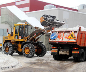 Odśnieżanie placu manewrowego wokół hali przemysłowej – zasady i dobre praktyki