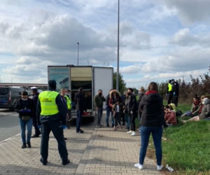 Kilkudziesięciu cudzoziemców w dostawczaku na A2. W akcji KAS i straż graniczna
