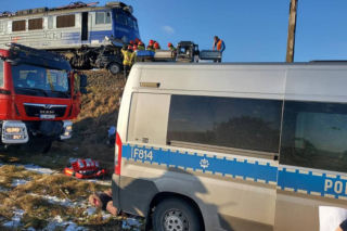 Florek. Śmierć 39-latki w zderzeniu z pociągiem. Śmigłowiec zabrał ranne dzieci [FOTO]