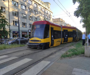 Tramwaj sunął po betonie! Awaria w al. Niepodległości. Wagon wypadł z szyn