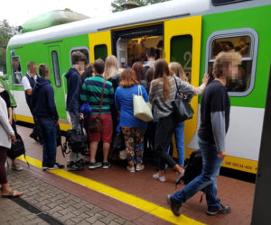 Tłok na stacji PKP Rembertów 
