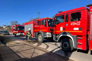 Lubienia. Płonie budynek gospodarczy. Na miejscu pracują służby