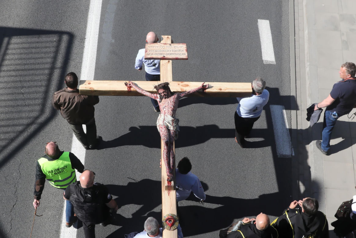 Wielki różaniec na ulicach Warszawy. Modlą się o ustanie „pandemii aborcji”