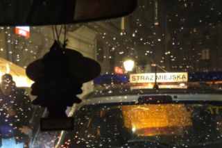 Kobieta pobita i spryskana gazem na rynku w Krakowie. Miała rozerwane ucho