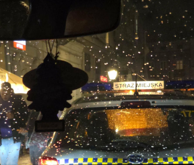 Kobieta pobita i spryskana gazem na rynku w Krakowie. Miała rozerwane ucho