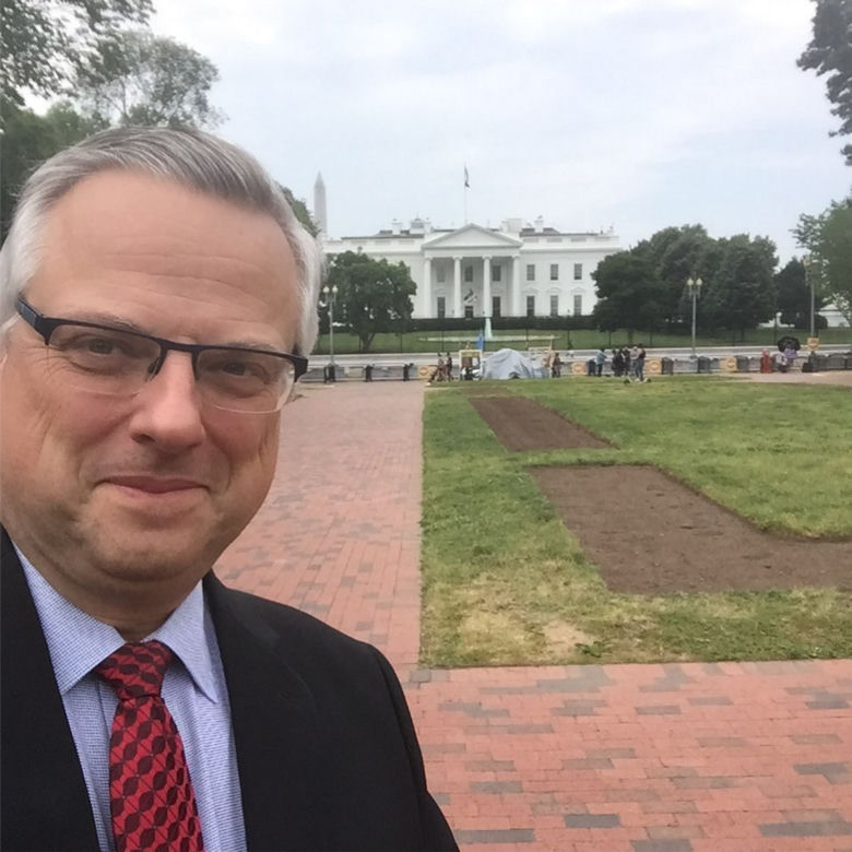 Marcin Wrona świętuje rocznicę pracy