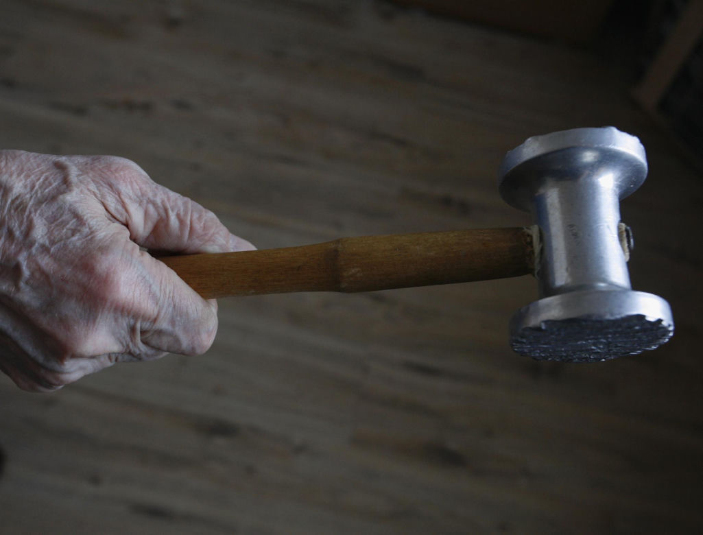 W zabójstwach domowych sprawcy sięgają po to narzędzie, które mają akurat pod ręką