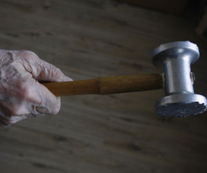 W zabójstwach domowych sprawcy sięgają po to narzędzie, które mają akurat pod ręką