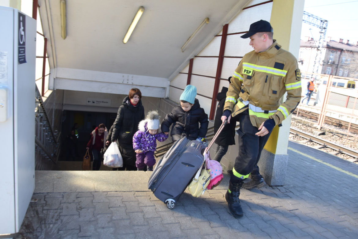Wojna odbiera im dzieciństwo. Tłumy maluchów wyrwanych z dziecięcego świata na dworcu w Przemyślu [GALERIA]