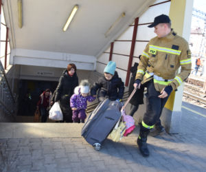 Wojna odbiera im dzieciństwo. Tłumy maluchów wyrwanych z dziecięcego świata na dworcu w Przemyślu [GALERIA]