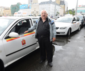 Kolejarze wyrzucili taksówkarzy 