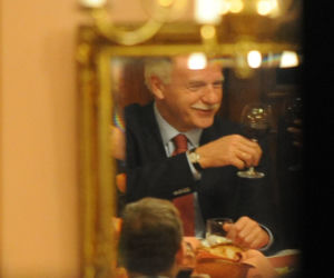 Olechowski pije do lustra