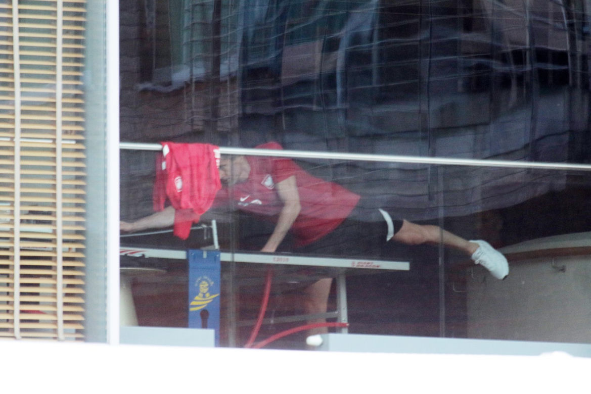 Robert Lewandowski gra w ping-pong
