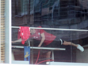 Robert Lewandowski gra w ping-pong