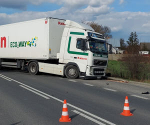 Zablokowana droga krajowa nr 9. TIR zderzył się z autem osobowym