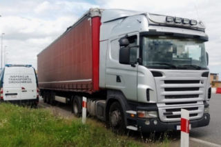 Zapomniał, że jedzie na magnesie. Chcąc pozbyć się urządzenia, zwrócił na siebie uwagę inspektorów ITD