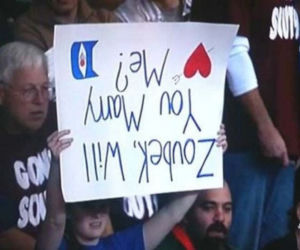 Najgorsze oświadczyny ever. Na krowie, moczem na śniegu, w burgerze [ZDJĘCIA]