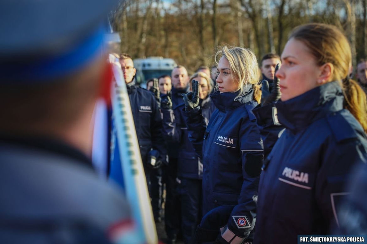 Nowi policjanci w świętokrzyskim garnizonie. W szeregi wstąpiło 58 funkcjonariuszy 