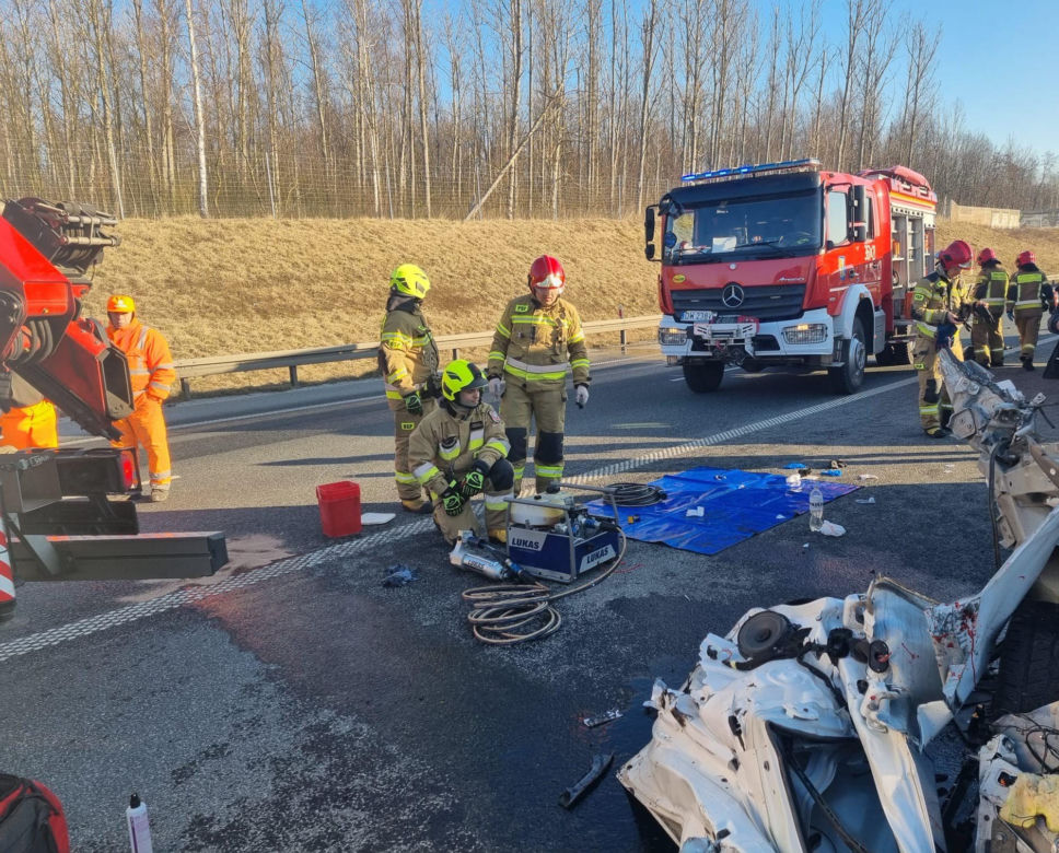 Wypadek na S3 pod Jaworem. Bus uderzył w ciężarówkę  