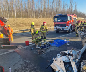 Wypadek na S3 pod Jaworem. Bus uderzył w ciężarówkę  