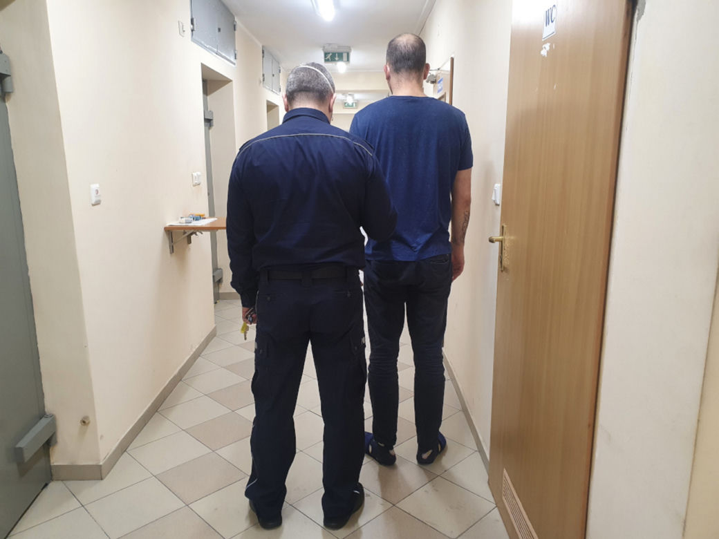 Furiat od ponad roku bił swoją żonę. Podczas kontroli rzucił się na policjantów