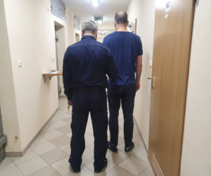 Furiat od ponad roku bił swoją żonę. Podczas kontroli rzucił się na policjantów