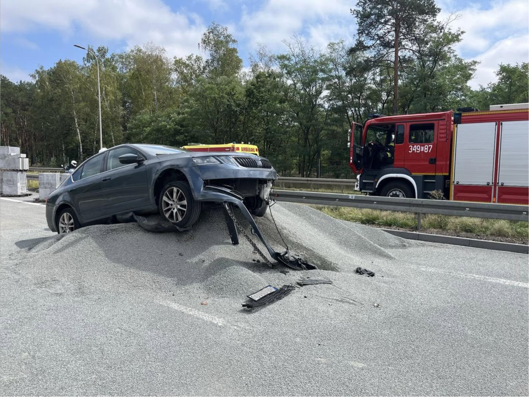 Samochód zatrzymał się na pryzmie żwiru. Wypadek na zamkniętym odcinku S8