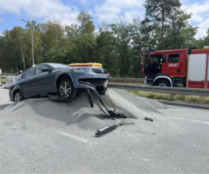 Samochód zatrzymał się na pryzmie żwiru. Wypadek na zamkniętym odcinku S8