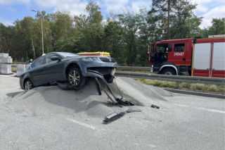 Samochód zatrzymał się na pryzmie żwiru. Wypadek na zamkniętym odcinku S8