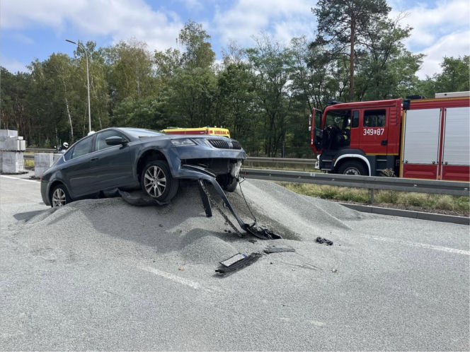 Samochód zatrzymał się na pryzmie żwiru. Wypadek na zamkniętym odcinku S8