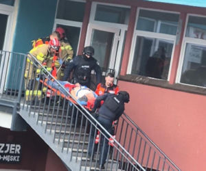 Makabra w Toruniu! Sławomir wbił nóż w brzuch żony, bo podejrzewał ją o zdradę