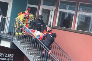 Makabra w Toruniu! Sławomir wbił nóż w brzuch żony, bo podejrzewał ją o zdradę