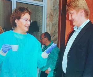 Nowe zdjęcia Ewy Kopacz z prosektorium w Moskwie po katastrofie smoleńskiej. Burza w sieci