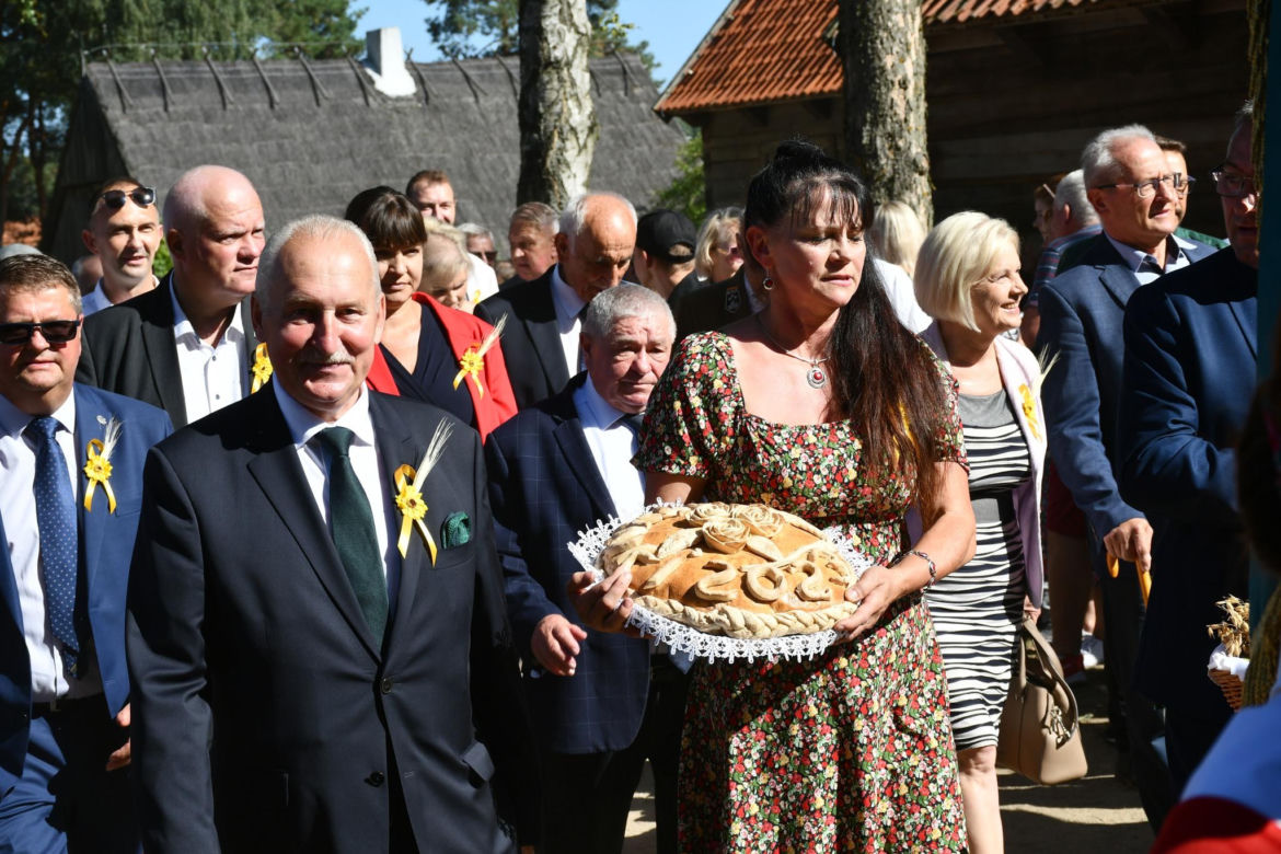 Tłumy na dożynkach w Olsztynku. Zobacz, jak bawili się mieszkańcy Warmii i Mazur [ZDJĘCIA]