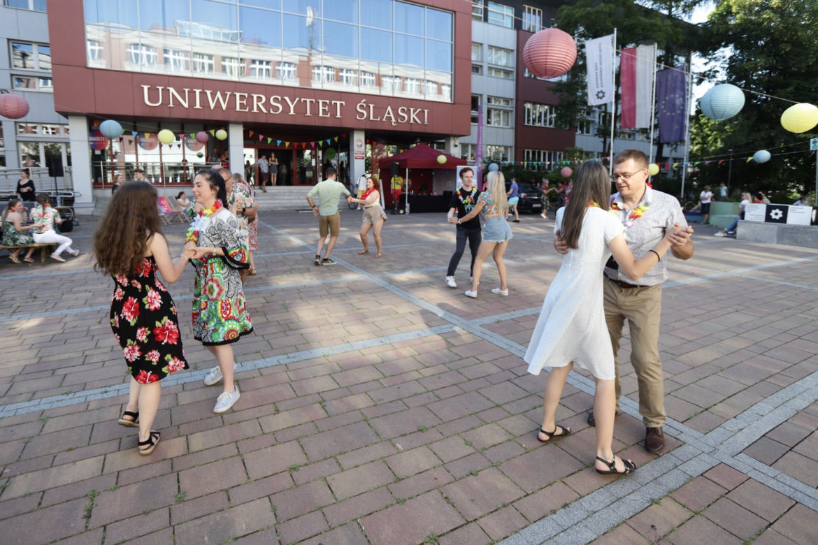 Studenci urządzili potańcówkę pod Uniwersytetem Śląskim w hawajskim stylu