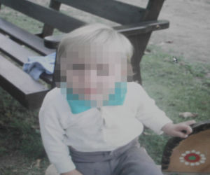 Drzwi obory przygniotły 3-letnią Oleńkę. Wgniotły dziewczynkę w mokrą ziemię
