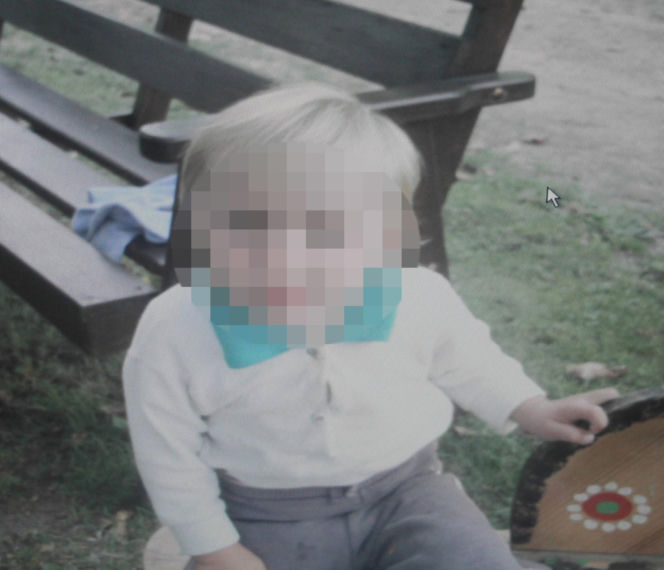 Drzwi obory przygniotły 3-letnią Oleńkę. Wgniotły dziewczynkę w mokrą ziemię