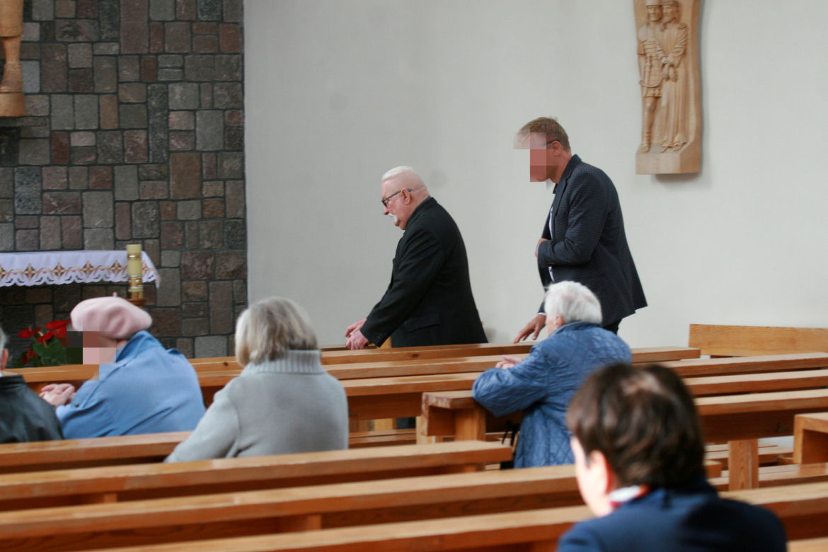 Pobożny Lech Wałęsa w kościele. Naprawdę zadał szyku, młodzieżowa fryzura