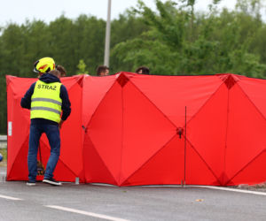 Bus uderzył w drzewo z przerażającą siłą. Kierowca zginął na miejscu, pasażer walczy o życie