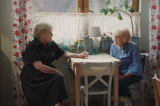 M jak miłość, odcinek 1908. Barbara (Teresa Lipowska), Kisielowa (Małgorzata Rożniatowska)