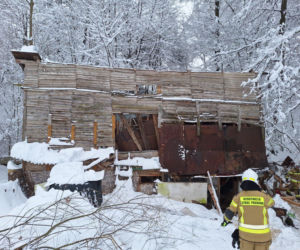 Dach stodoły runął pod naporem śniegu. W środku były zwierzęta