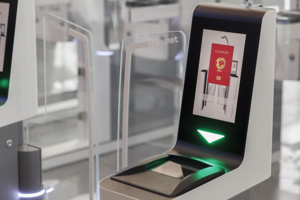 Na wrocławskim lotnisku zainstalowano bramki do automatycznej kontroli granicznej